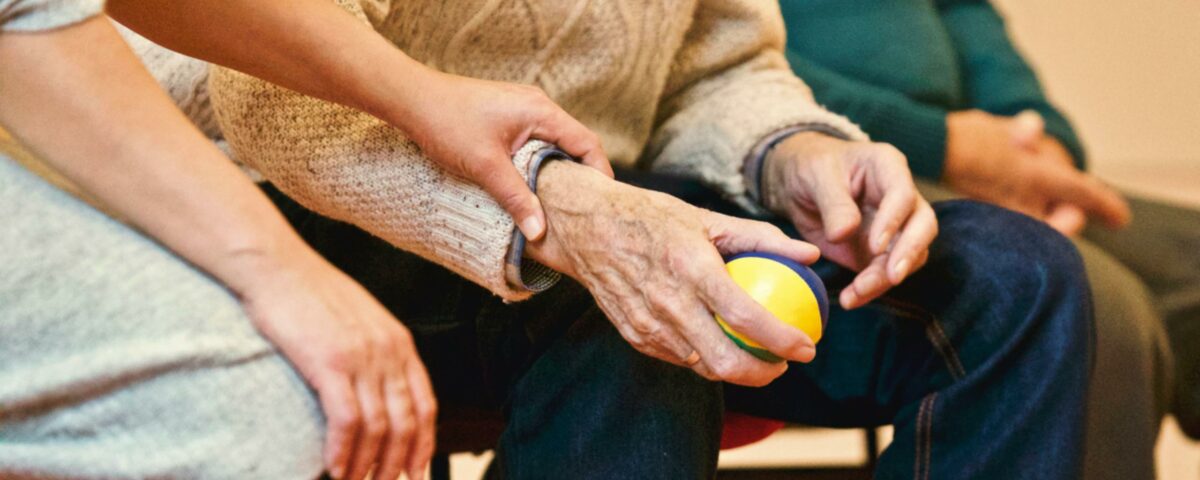 personne tenant une balle anti stress