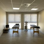 Photographie d'une salle de centre paramédical avec deux matelas de kinésithérapie