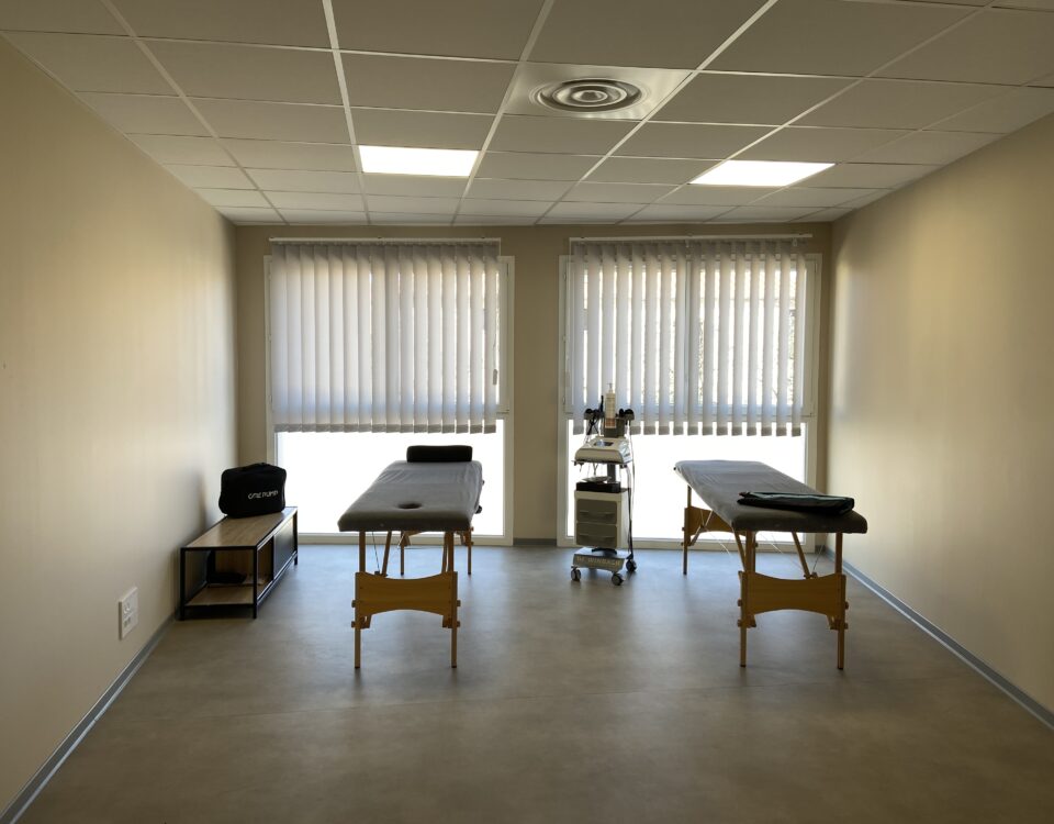 Photographie d'une salle de centre paramédical avec deux matelas de kinésithérapie