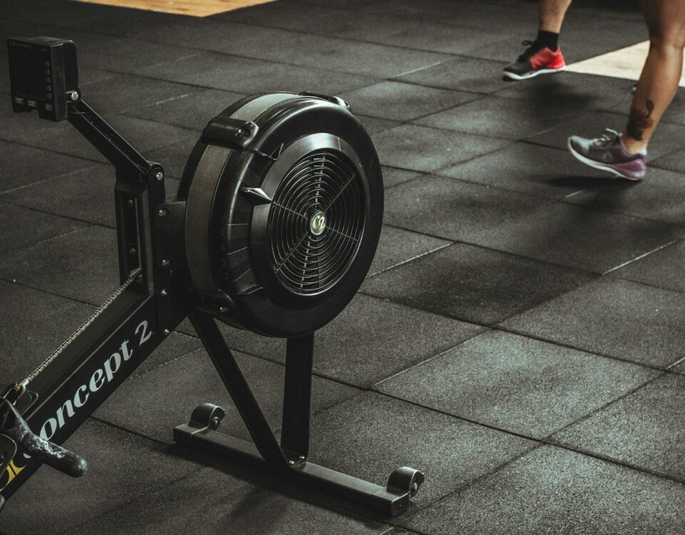 Photo d'un rameur dans une salle de sport