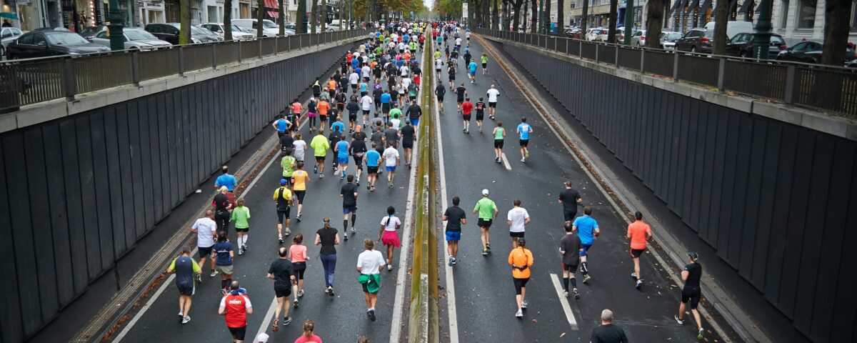 marathoniens courant dans la rue d'une grande ville