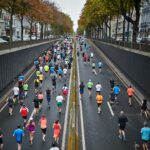 marathoniens courant dans la rue d'une grande ville