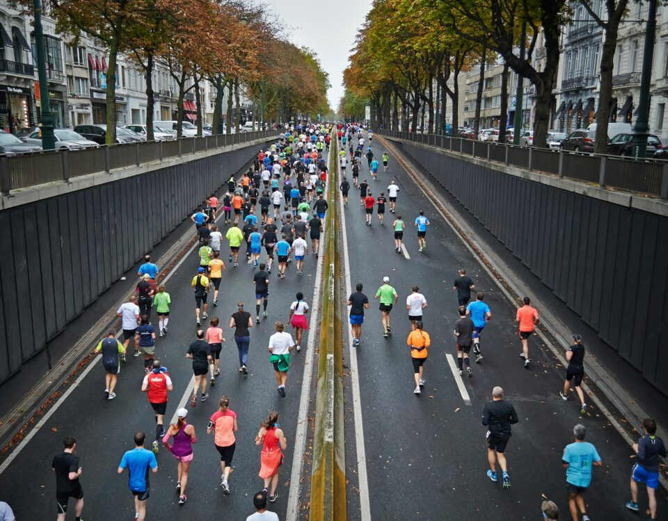 marathoniens courant dans la rue d'une grande ville