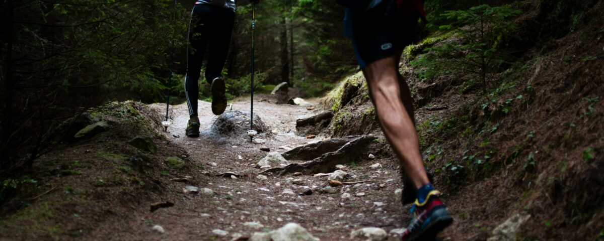 Deux personnes courant dans un paysage de montagne