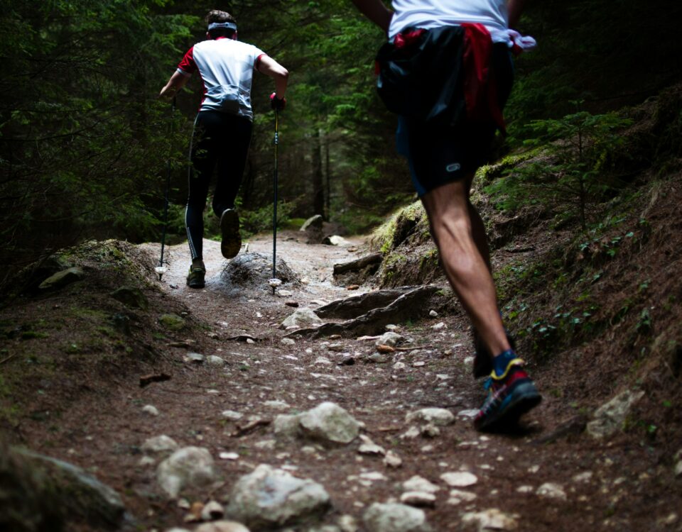 Deux personnes courant dans un paysage de montagne