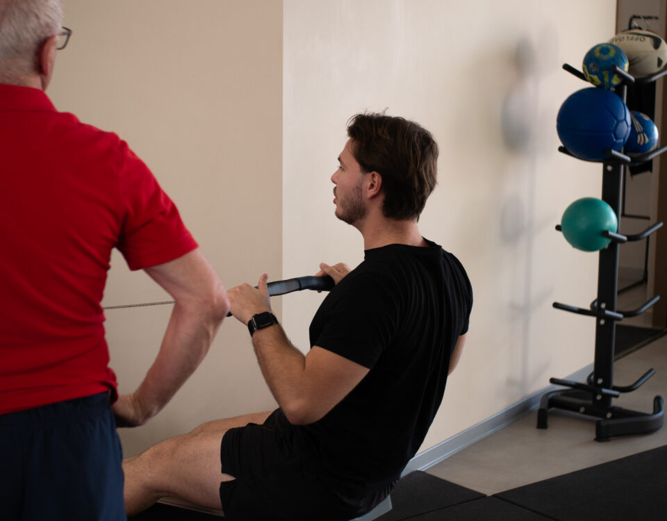 Personne faisant du rameur en salle de sport