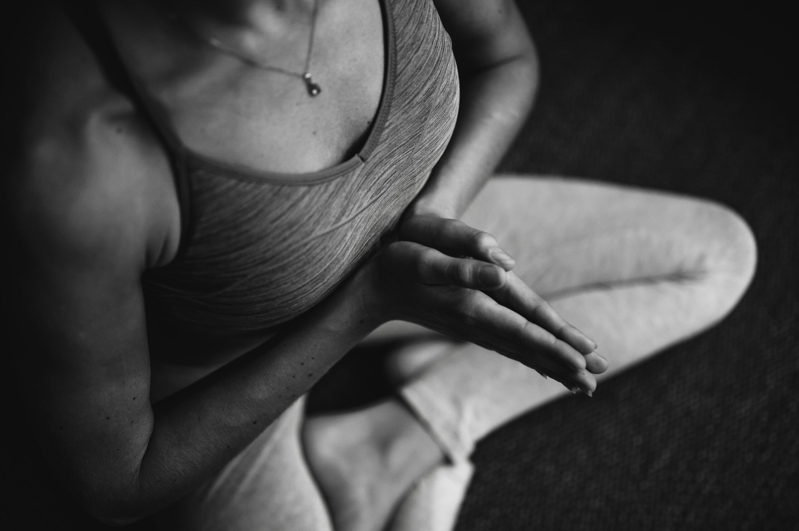 Personne faisant du yoga, photo en noir et blanc