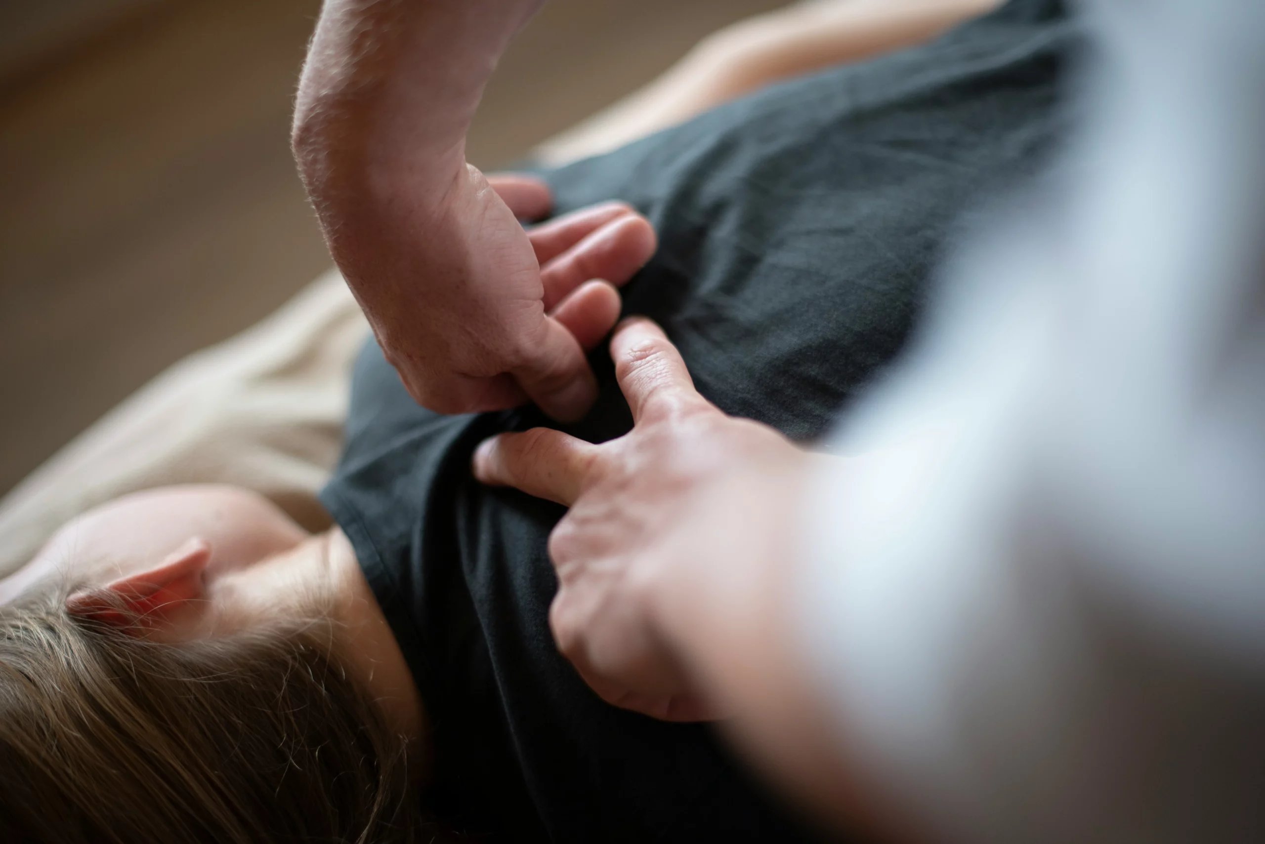 Personne se faisant masser le dos par un ostéopathe