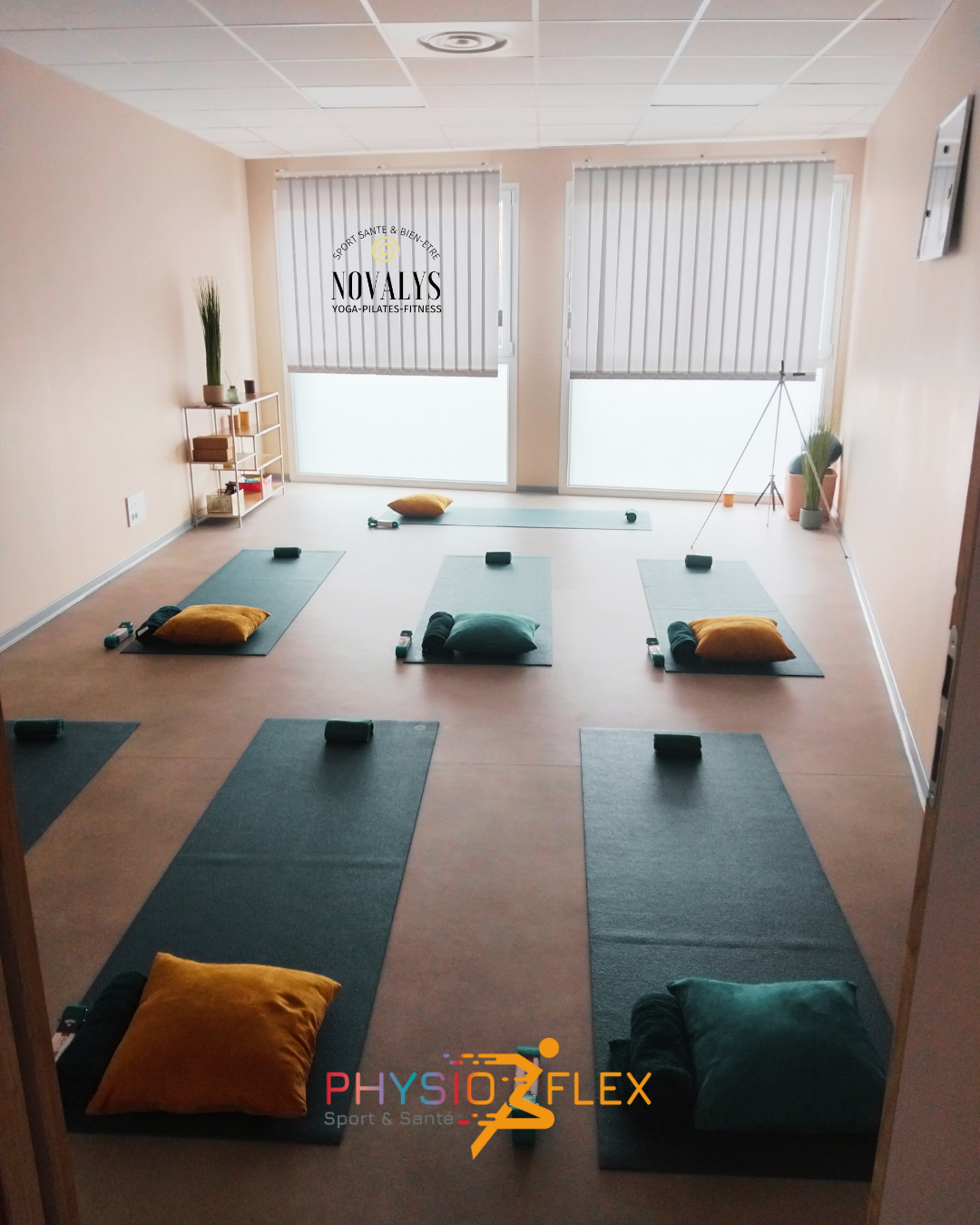Salle de yoga et pilates, sol recouvert de tapis, ambiance apaisante