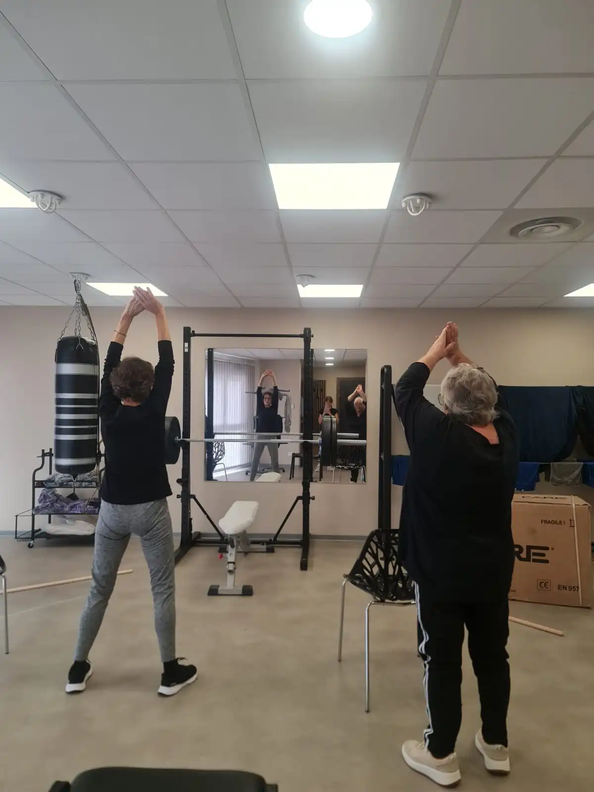 Deux personnes s'étirant dans un centre de kinésithérapie