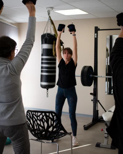 Trois personnes effectuant des exercices de musculation