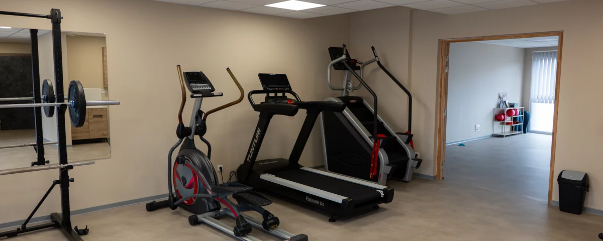 Photographie de matériel sportif dans une salle de sport