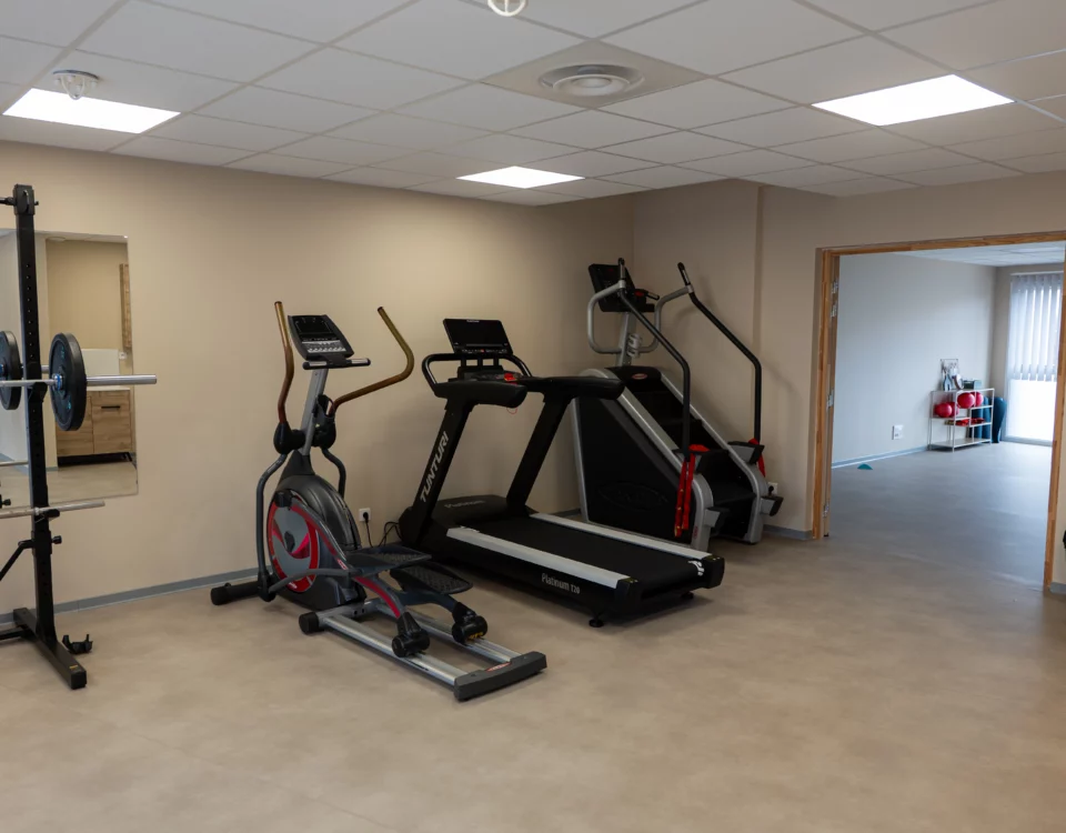 Photographie de matériel sportif dans une salle de sport