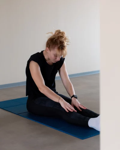 Personne effectuant des exercices de yoga sur un tapis
