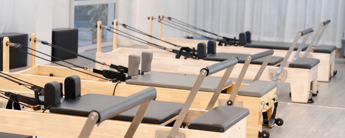Photographie de machines reformer pour des cours de Pilates