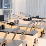 Photographie de machines reformer pour des cours de Pilates