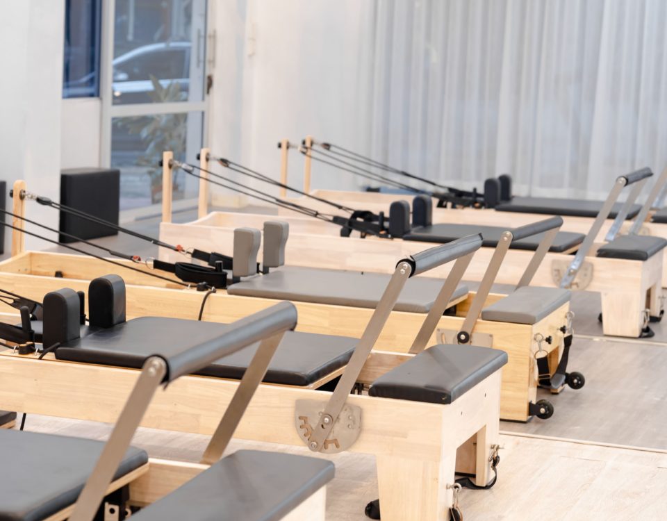 Photographie de machines reformer pour des cours de Pilates
