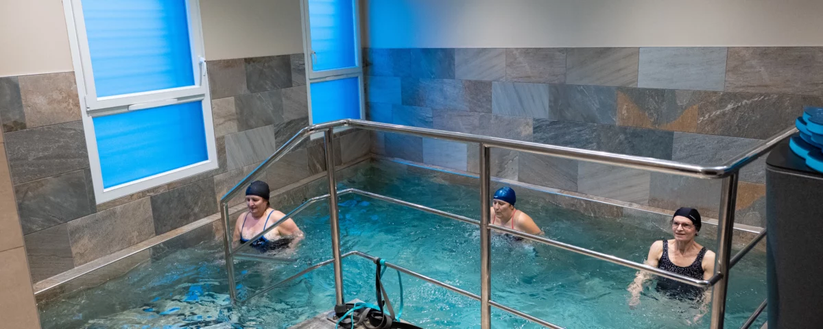 Trois personnes faisant une séance de sport dans une piscine de balnéothérapie