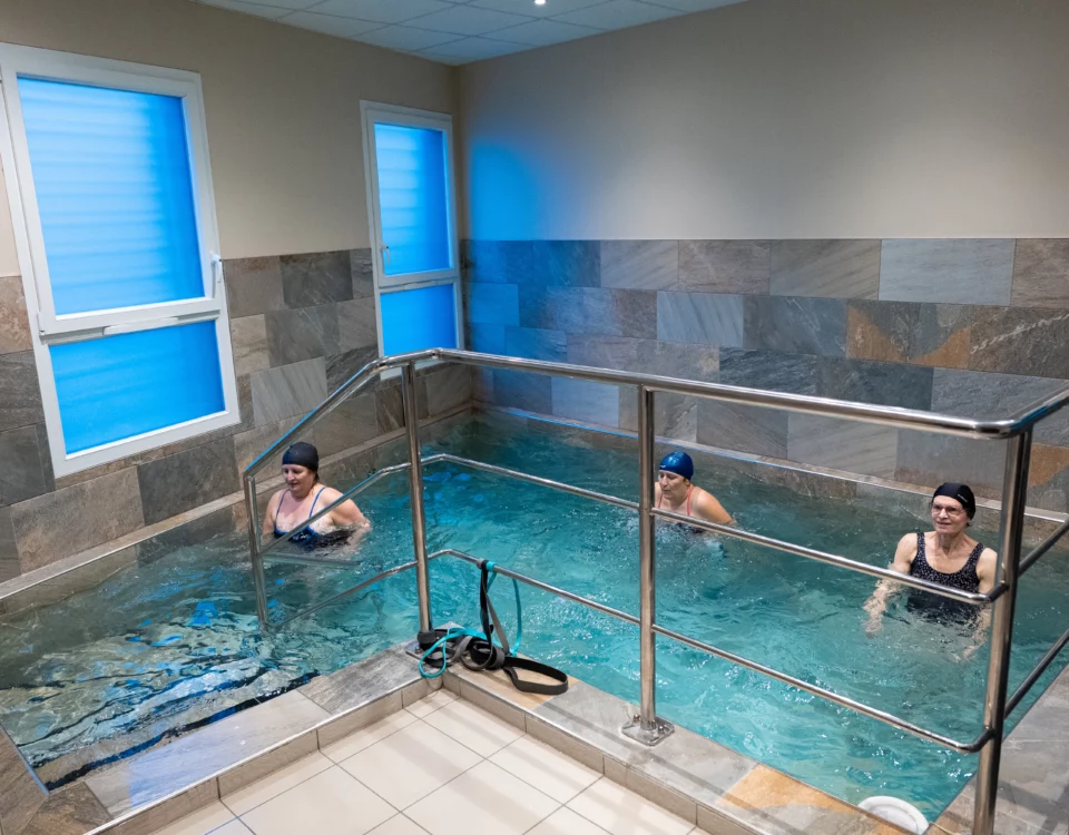 Trois personnes faisant une séance de sport dans une piscine de balnéothérapie