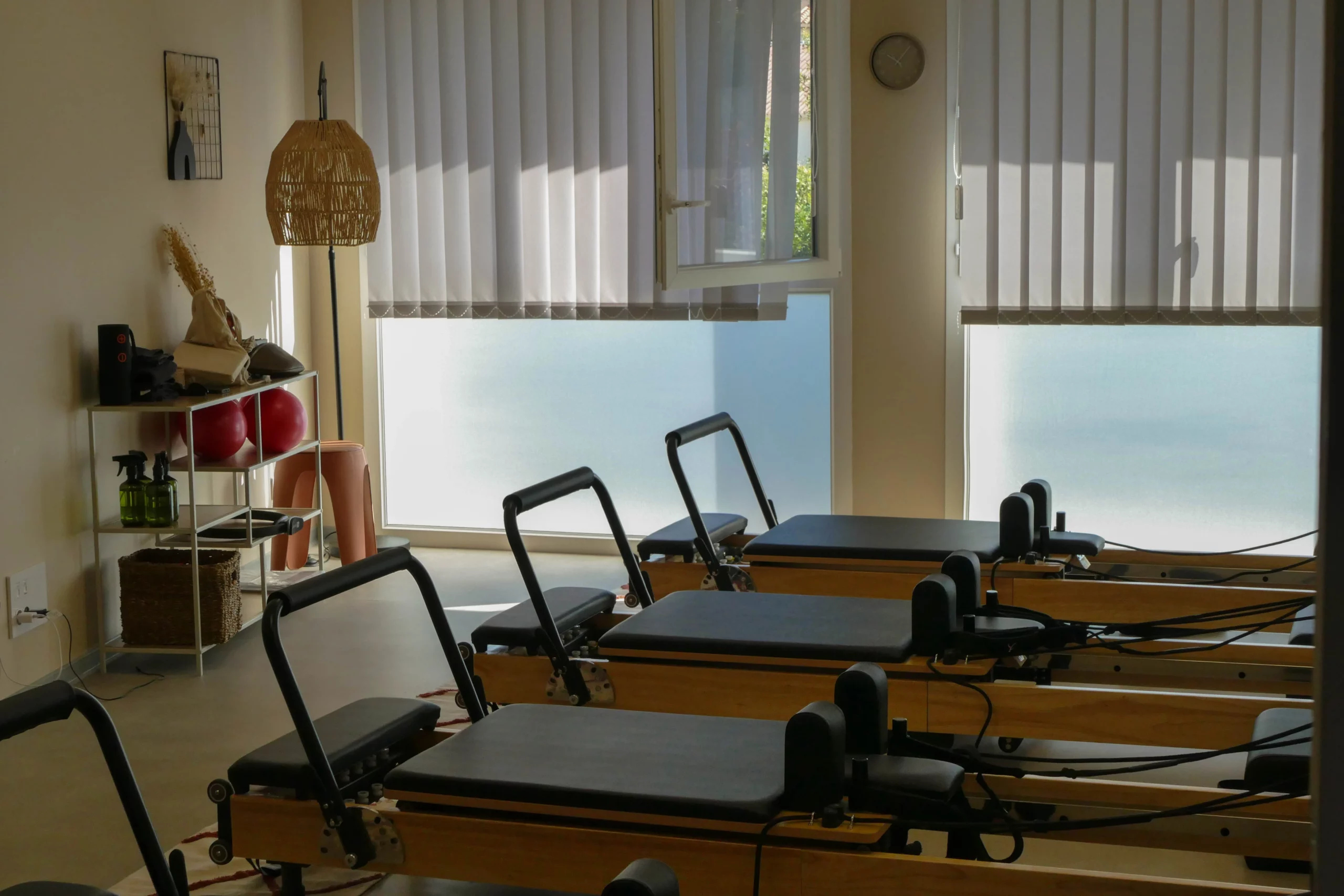 Salle de sport, machines de pilates sur reformer