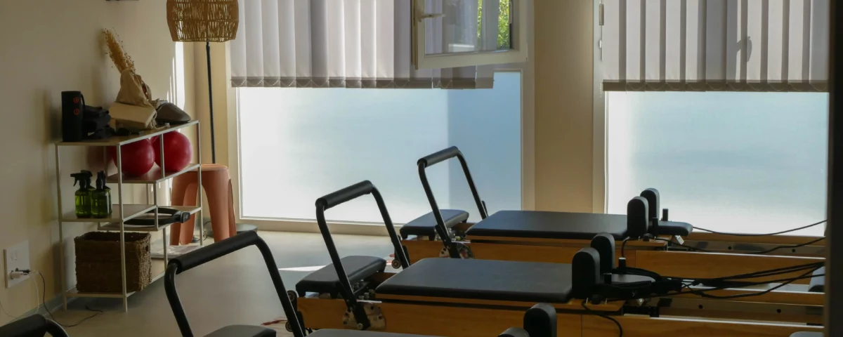 Photo de machines de pilates reformer dans une salle dédiée