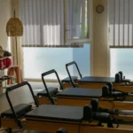 Photo de machines de pilates reformer dans une salle dédiée