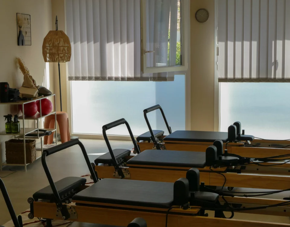 Photo de machines de pilates reformer dans une salle dédiée